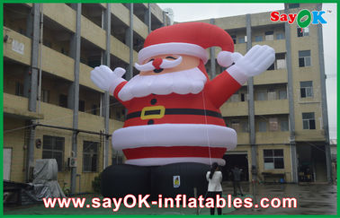 ऑक्सफोर्ड क्लॉथ के साथ Inflatable अवकाश सजावट 8 मीटर ऊँचाई लाल बिग क्रिसमस सांता क्लॉस