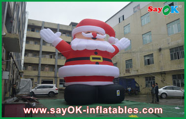 ऑक्सफोर्ड क्लॉथ के साथ Inflatable अवकाश सजावट 8 मीटर ऊँचाई लाल बिग क्रिसमस सांता क्लॉस