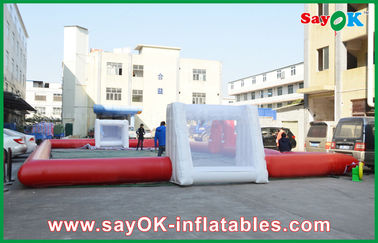 विशालकाय इन्फ्लैटेबल फुटबॉल 10 मीटर बड़ा इन्फ्लैटेबल लाल फुटबॉल फील्ड गेट के साथ मजबूत पीवीसी सामग्री का उपयोग करें