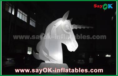 फुलाया हुआ कार्टून पात्र पूर्ण सफेद ऑक्सफर्ड कपड़े फुलाया हुआ घोड़ा एककोन एलईडी प्रकाश के साथ
