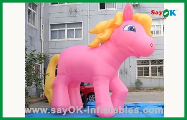 कस्टम गुलाबी घोड़ा पीली पूंछ के साथ inflatable कार्टून पात्र जन्मदिन की पार्टियों के लिए कार्टून पात्र